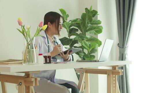 亚洲女医生通过笔记本电脑为病人提供远程医疗建议