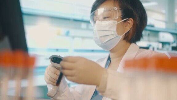医生在病毒实验室工作