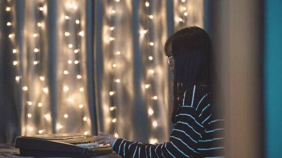 年轻女子在弹钢琴