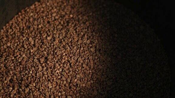 高角度的观点人的手倒生咖啡豆在储存桶与勺子称重和混合