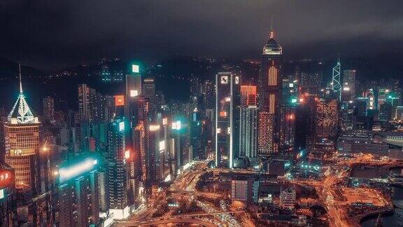 4k分辨率香港市区无人机视点超延时十字路口夜间鸟瞰图香港交通运输概念