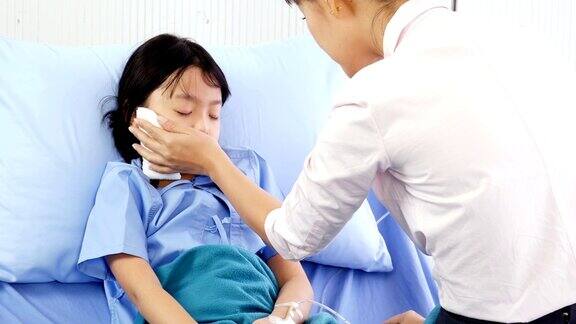 小女孩在医院里由她妈妈照顾有医疗保健和医疗概念的人