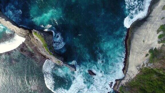 无人机4k摄像头鸟瞰图礁石在一个蓝色的海洋泻湖与破碎的波浪