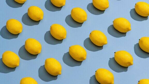 停止运动的柠檬在一个蓝色的背景