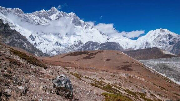 4K时间的镜头尼泊尔的山峰被雪覆盖云在上面爬行