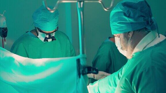 医疗队正在手术室里做挽救生命的手术