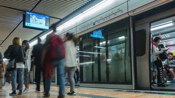 4K时间间隔:香港等待地铁的人群