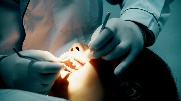 牙科医生正在给病人补牙