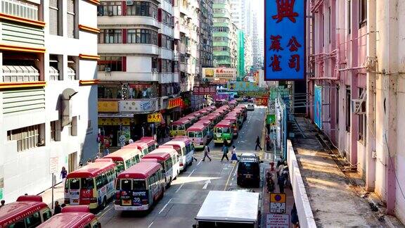 香港旺角繁忙街道上的本地小巴-时间流逝