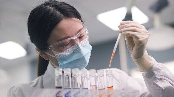亚洲女性科学家在实验室工作