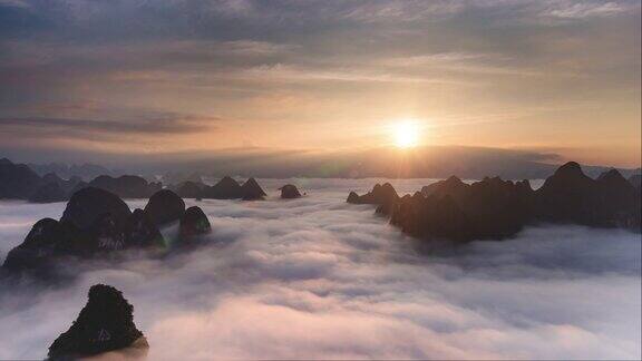 中国山峰云层之上的日出