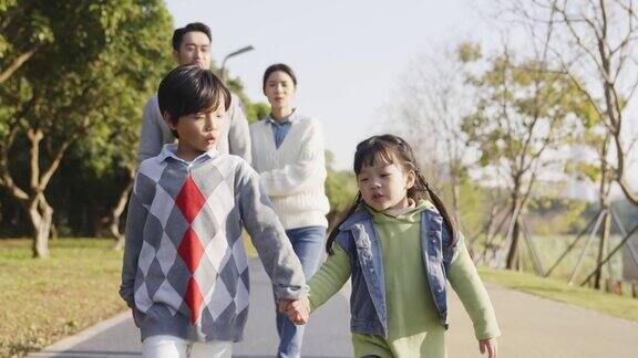 亚洲家庭在公园里散步放松