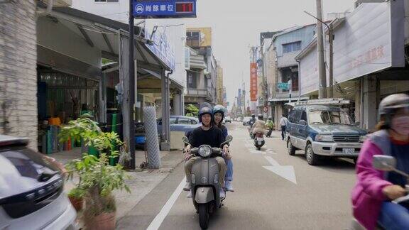 一对年轻夫妇在台湾骑摩托车