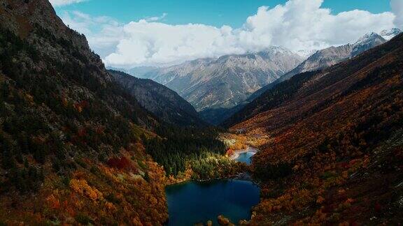 风景如画的空中山景从空中俯瞰巨大雄伟的山脉和山谷中的湖泊