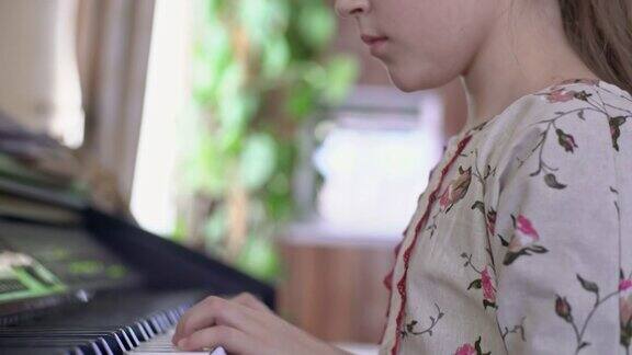 女孩在钢琴上演奏音乐