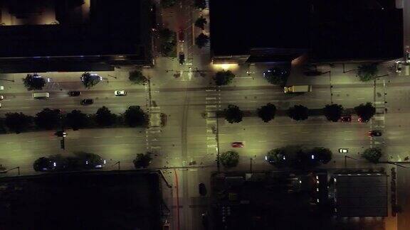 夜间通过十字路口的汽车通过城市街区的架空天线