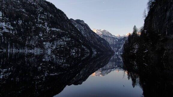 日落时德国群山之间的巨大湖泊4k