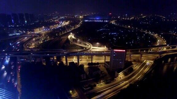 空中拍摄的交通在夜晚天津中国