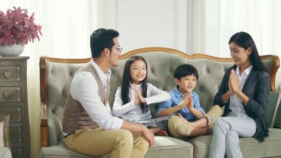 一个亚洲家庭两个孩子在家里玩得很开心