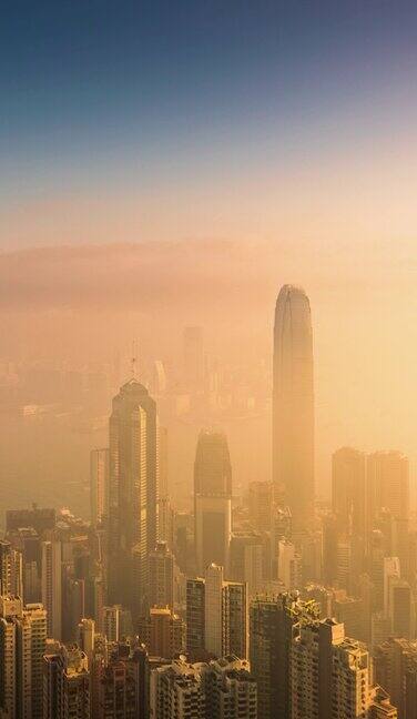 (垂直)日出时的香港摩天大楼和城市景观