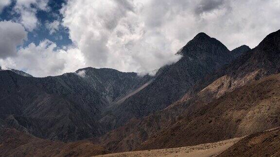 在巴基斯坦著名的目的地斯卡都的喀喇昆仑公路上喀喇昆仑山脉雪山的壮丽景色