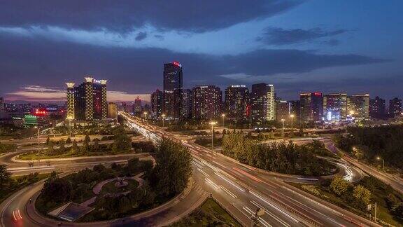 时间流逝-道路交叉口从黄昏到夜晚北京中国