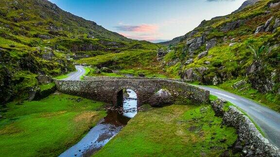 爱尔兰邓洛峡的河流和石桥
