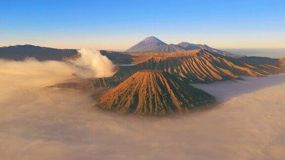 印度尼西亚东爪哇Bromo火山上的日出和BromoTengger塞梅鲁国家公园的晨雾空中无人机观看4K