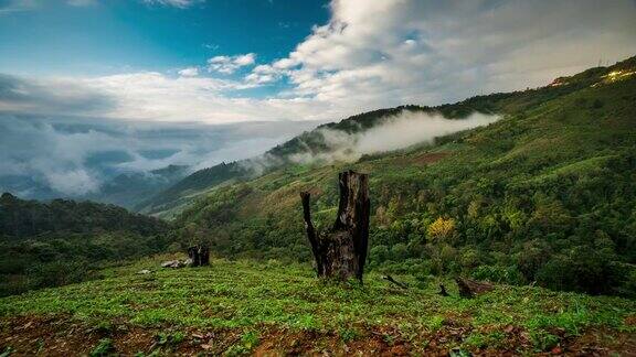 时间流逝的雾滚动流过山脉多莉拍摄