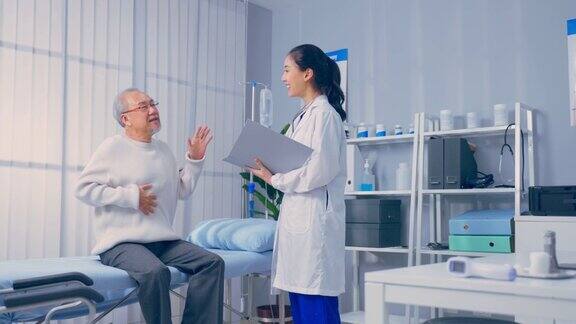 亚洲老年男性患者就诊咨询健康问题有吸引力的治疗师医生解释诊断在办公室医院给予治疗老年男性在预约期间