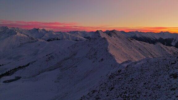 黎明的晨光把白雪皑皑的山峰沐浴在温暖的光芒中