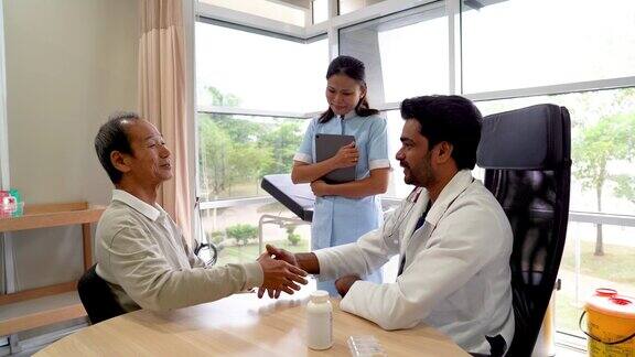 自信的医生在医院迎接老年病人
