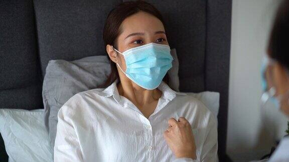 女医生在病床上用听诊器检查病人