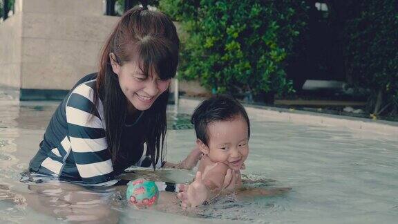 小男孩和妈妈在泳池边