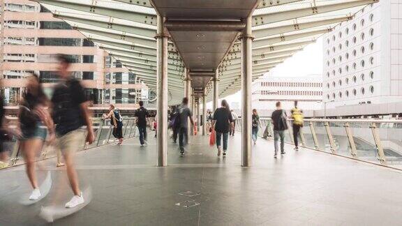 时间流逝香港中环一群难以辨认的人在天桥上行走