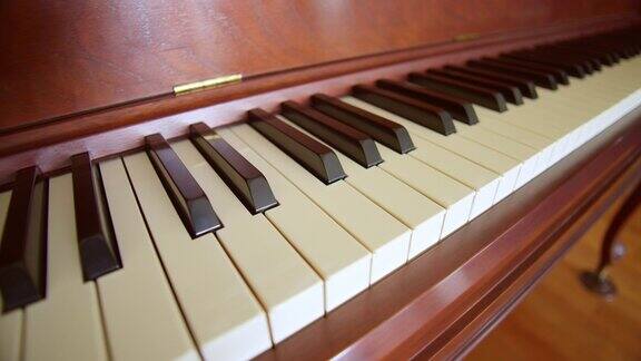 古董钢琴键盘