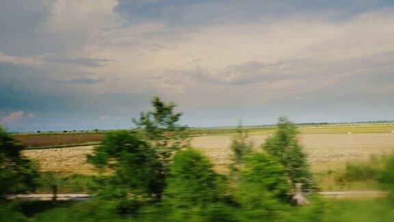 一个风景如画的乡村风景-原野干草场和干草堆农村的匈牙利从驾驶的汽车或公共汽车上看