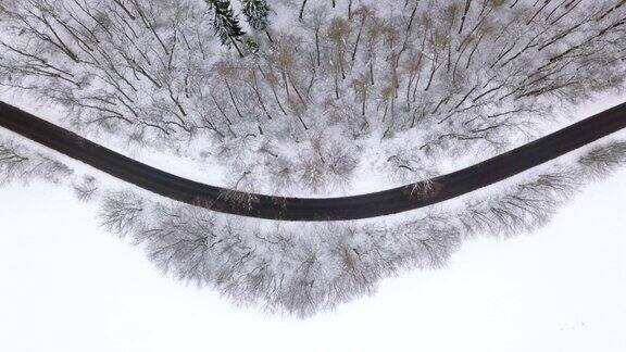 汽车在道路上的冬天德国