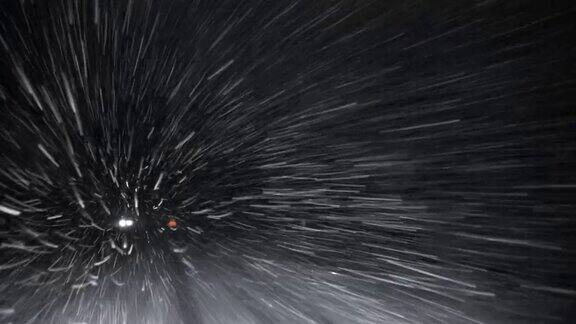 高速公路上的暴风雪:在暴风雪中开车
