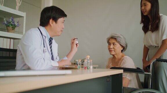 医生询问老年妇女健康问题