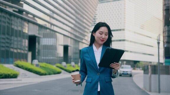 亚洲女商人走在现代城市