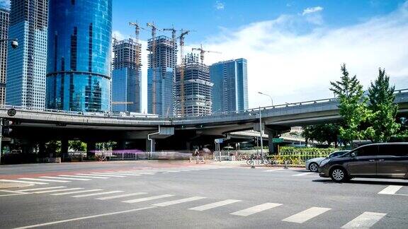 时间流逝的繁忙交通和现代建筑在北京城市中国