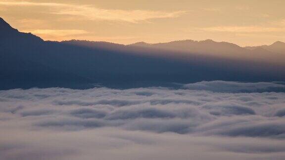 日出与雾和移动的雾在山上延时