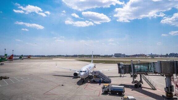 蓝天下的天津机场机场场上的飞机间隔拍摄4k