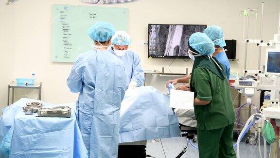 外科医生穿着手术服在手术室工作