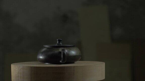 宜兴黑色陶罐烧制后在木架上旋转茶道用手工陶壶4k的视频59.94帧秒