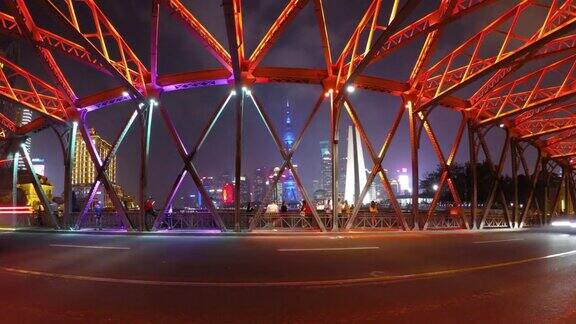 超级行动:中国上海高峰时段的晚上交通拥挤
