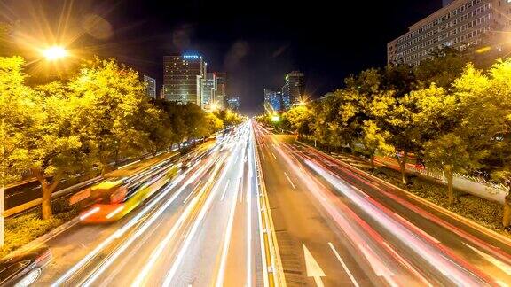 中国北京夜间高速公路交通繁忙的时间流逝