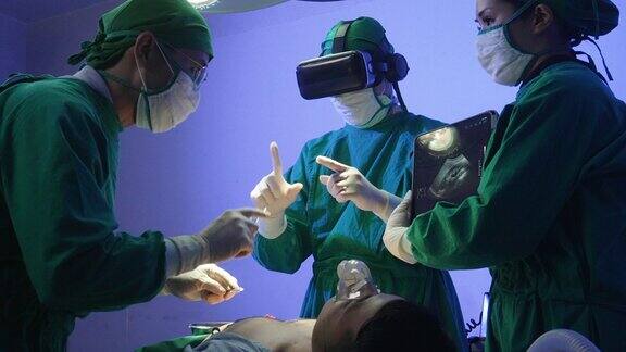 医生使用虚拟现实眼镜给病人做手术