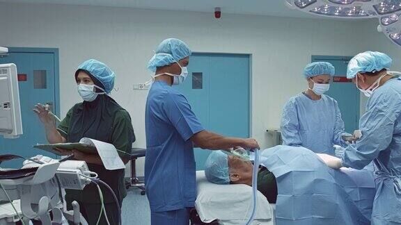 拍摄亚洲医疗队在医院与老年患者进行外科手术的视频